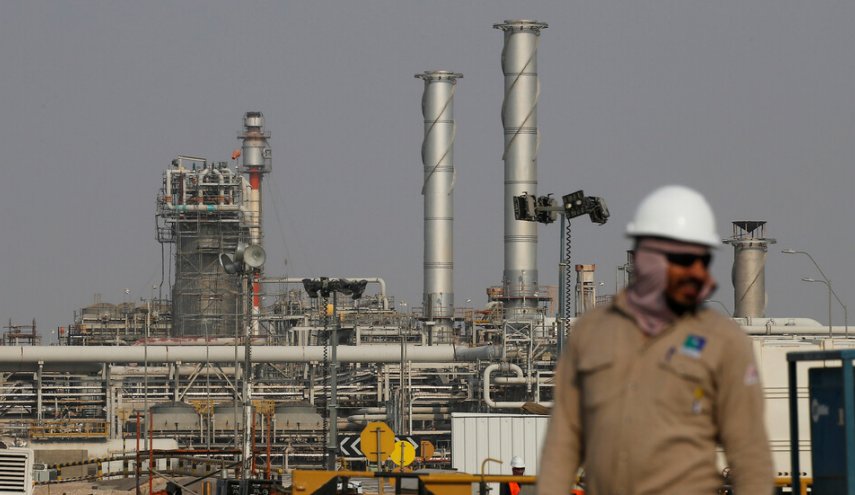 انخفاض قيمة صادرات النفط السعودية بنحو النصف