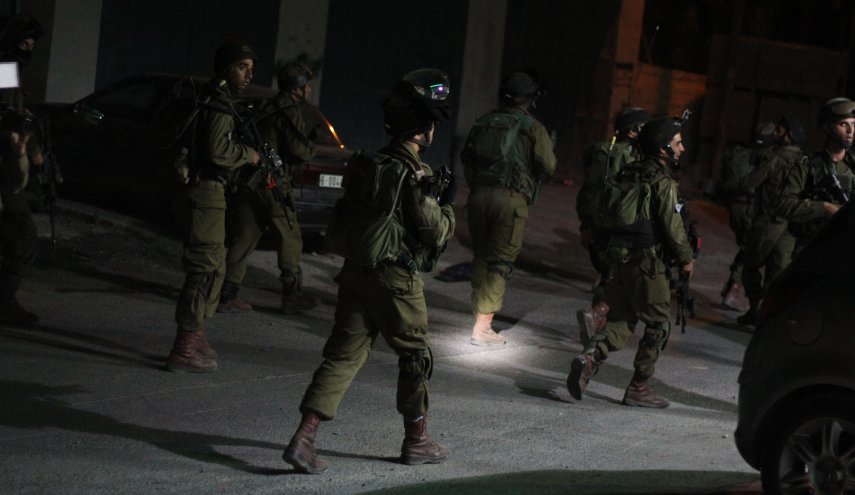 الاحتلال يعتقل 10 فلسطينيين من مناطق متفرقة بالضفة الغربية