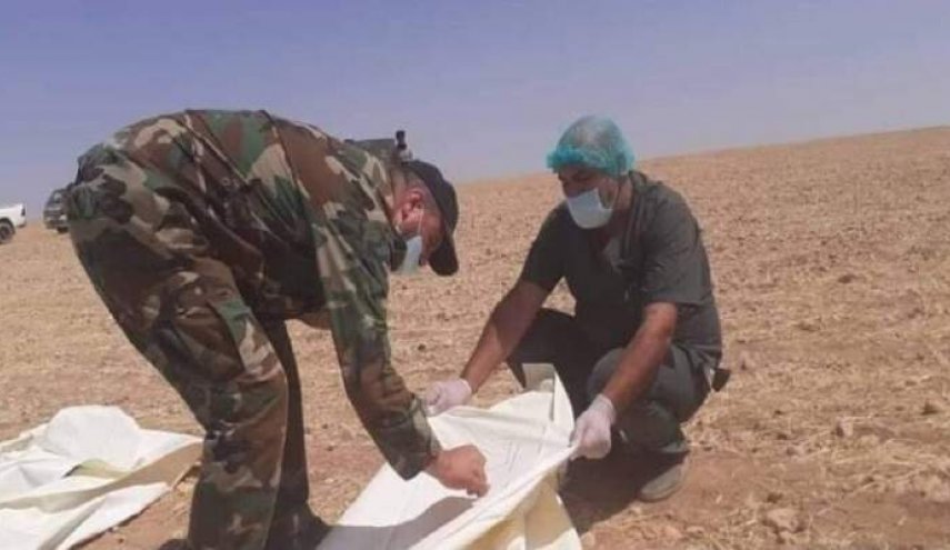 الحكومة السورية تتسلم جثث 14 جنديا عثر عليها بمقبرة جماعية بالرقة
