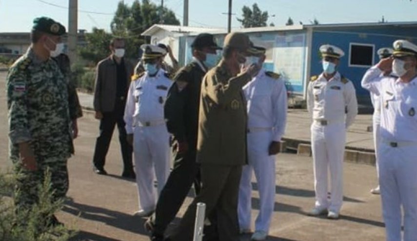 قائد الجيش الإيراني يتفقد قاعدة بحرية في شرق بحر قزوين