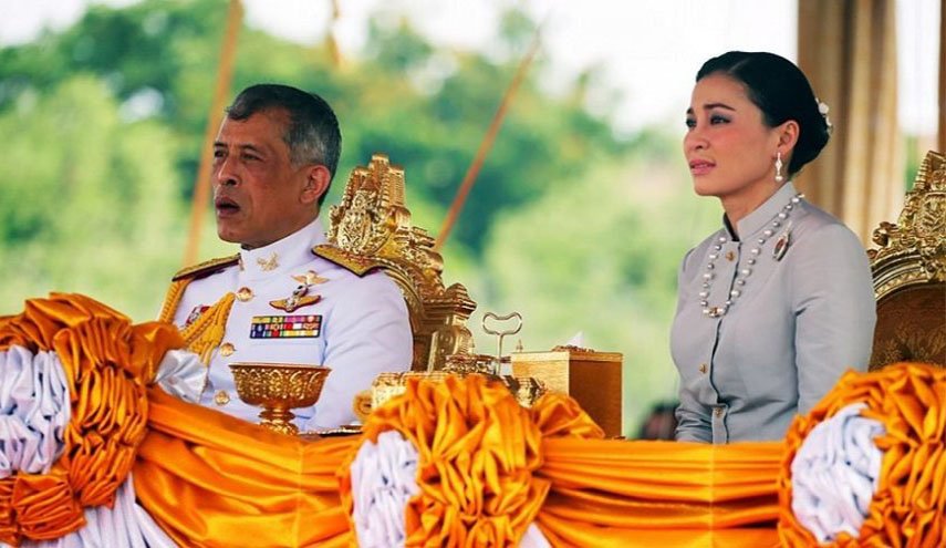 ملك تايلاند يعيد زوجته إلى الأسرة الملكية بعدما تبين أنها 