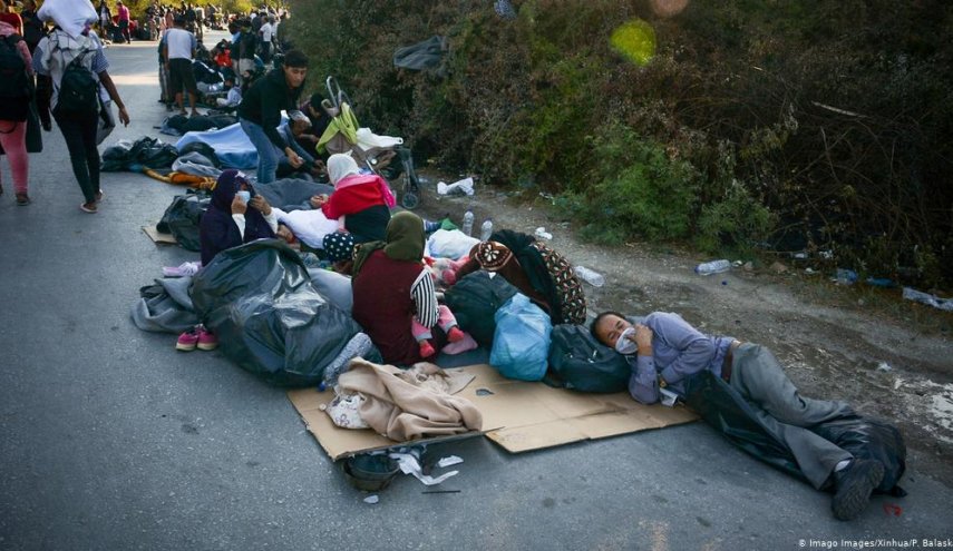 آلاف المهاجرين ينامون في العراء باليونان لهذا السبب