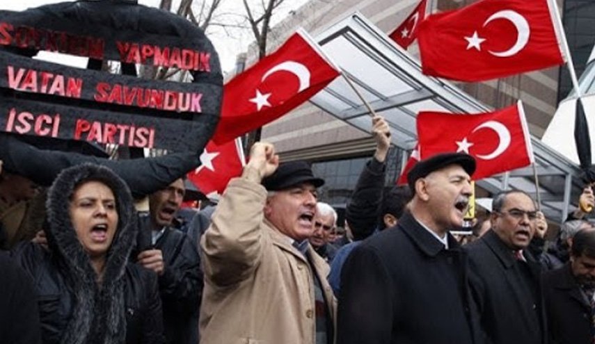 تظاهرات شهروندان ترکیه در اعتراض به اهانت مجله فرانسوی به ساحت نبی اکرم (ص)