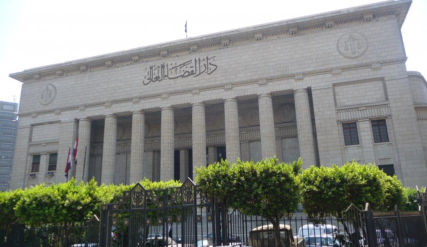 مصر.. إحالة 5 مسؤولين للقضاء بتهمة الإضرار بالمال العام