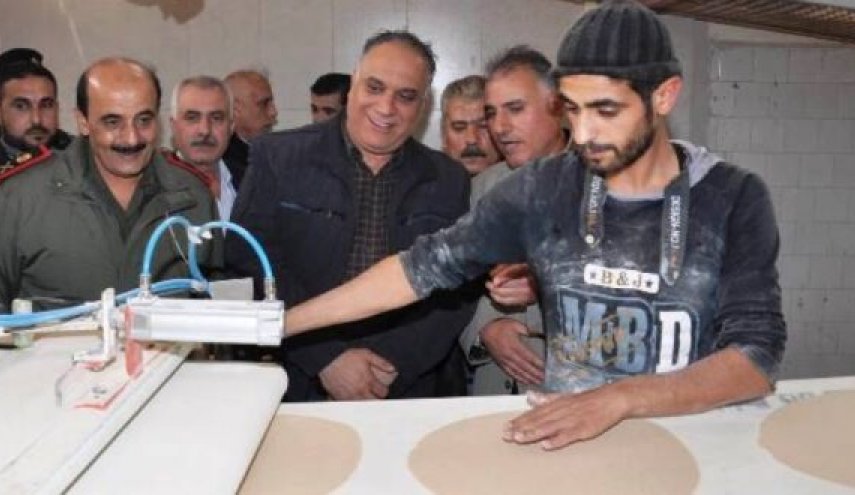 وزير التجارة السوري يتفحص الآلية الجديدة لتوزيع الخبز بدمشق
