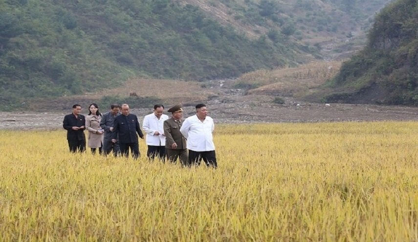 شقيقة زعيم كوريا الشمالية ترافقه في جولة له!