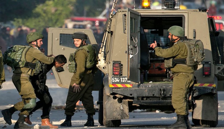 اعتقال 22 مواطنا في الضفة بينهم عناصر بالشرطة الفلسطينية