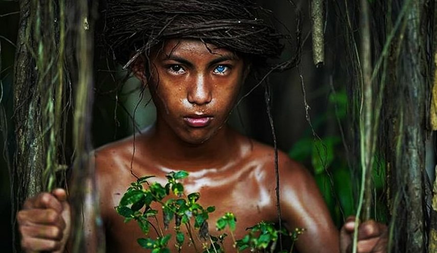 بالصور..تعرف على قبيلة في إندونيسيا بعيون زرقاء بسبب طفرة جينية