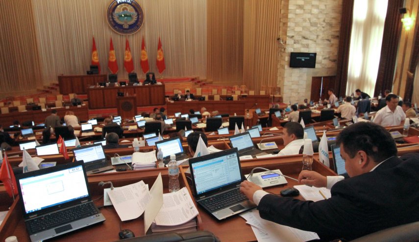 قيرغيزستان.. استقالة رئيس الوزراء ورئيس البرلمان على خلفية الاحتجاجات