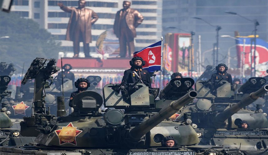 كوريا الشمالية تنظم عرضا عسكريا 
