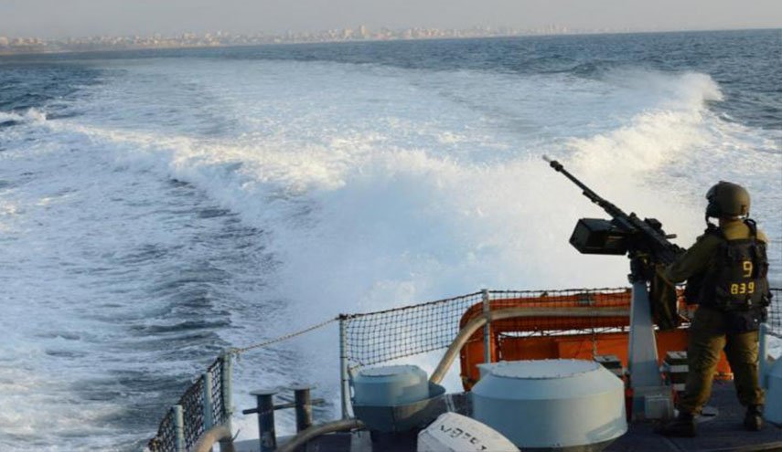 بحرية الاحتلال تستهدف قوارب الصيادين في بحر غزة