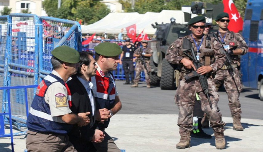 تركيا تعتقل العشرات وتبحث عن المزيد 