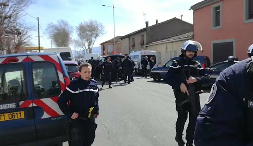 شرطة فرنسا: المقتول طعنا نشر رسوما مسيئة للنبي محمد
