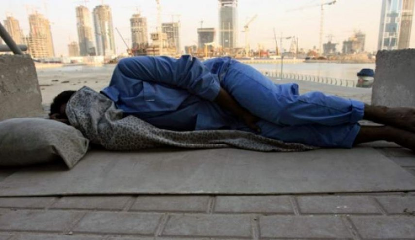 آلاف العمال المشردين يفترشون شوارع دبي أسفل ناطحات السحاب