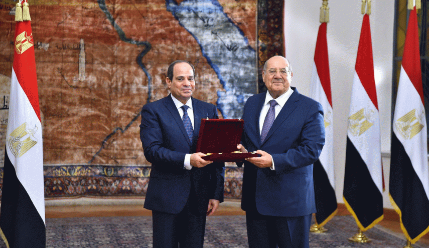 عبدالرازق رئيسا للشيوخ المصري.. قضى بحل البرلمان المنتخب وسعودية الجزيرتين!