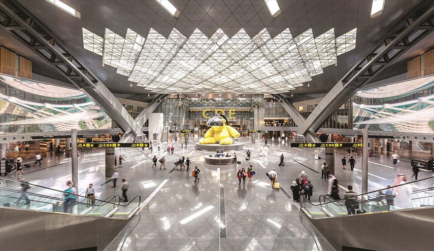 قطر تبحث عن والدي رضيع وجدته بحمام مطار الدوحة