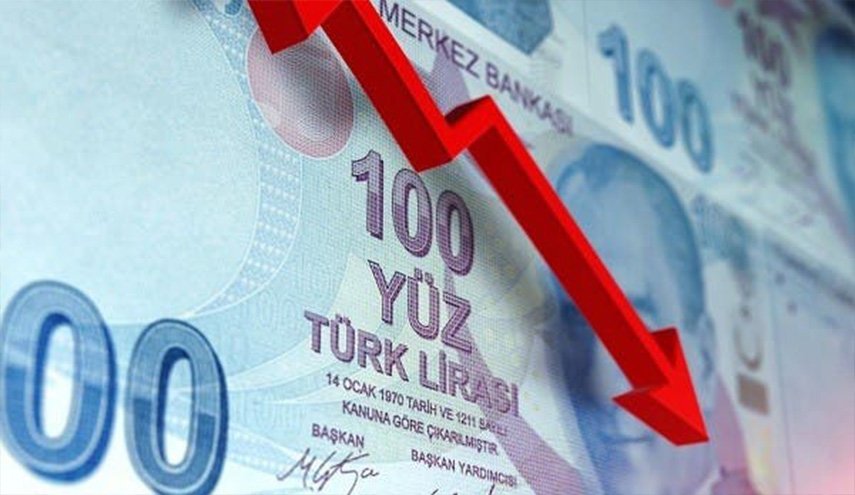توتر علاقات تركيا الخارجية يخفض قيمة الليرة الى أدنى مستوياتها