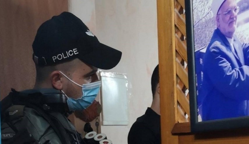 الاحتلال يقتحم منزل عكرمة صبري ويعتقل 3 فلسطينيين 