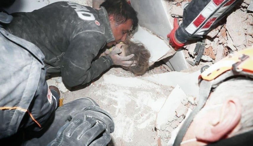 زلزله ازمیر | نجات معجزه آسای کودک 3 ساله بعد از 91 ساعت