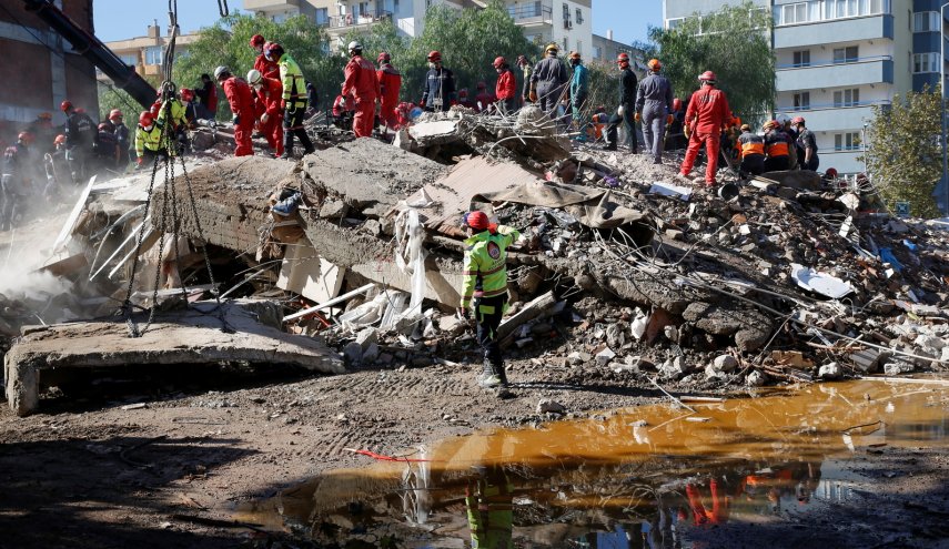 ارتفاع عدد ضحايا زلزال إزمير في تركيا إلى 115 قتيلا