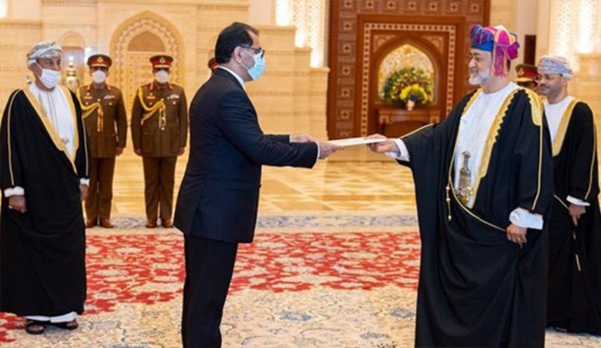 السفير الايراني الى مسقط يلتقي سلطان عمان ويقدم اوراق اعتماده