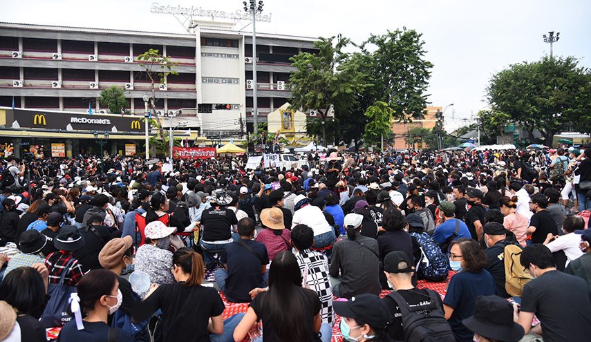 آلاف المحتجين يتوجهون إلى قصر الملك التايلاندي