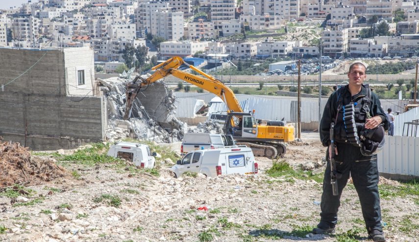 الاحتلال يخطر بهدم ووقف العمل بخمسة مساكن في الخليل