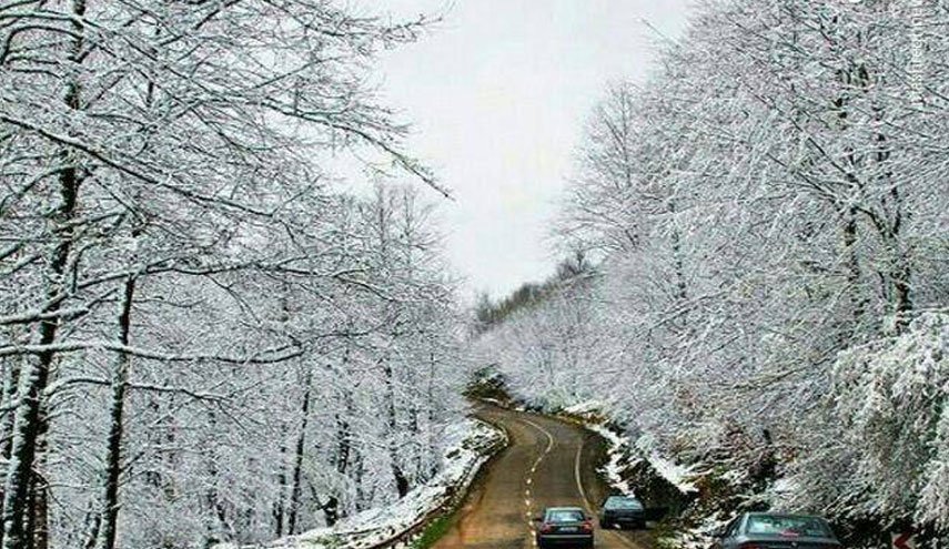 بارش برف و باران در جاده‌های 15 استان/ محور‌ شمشک-دیزین مسدود است