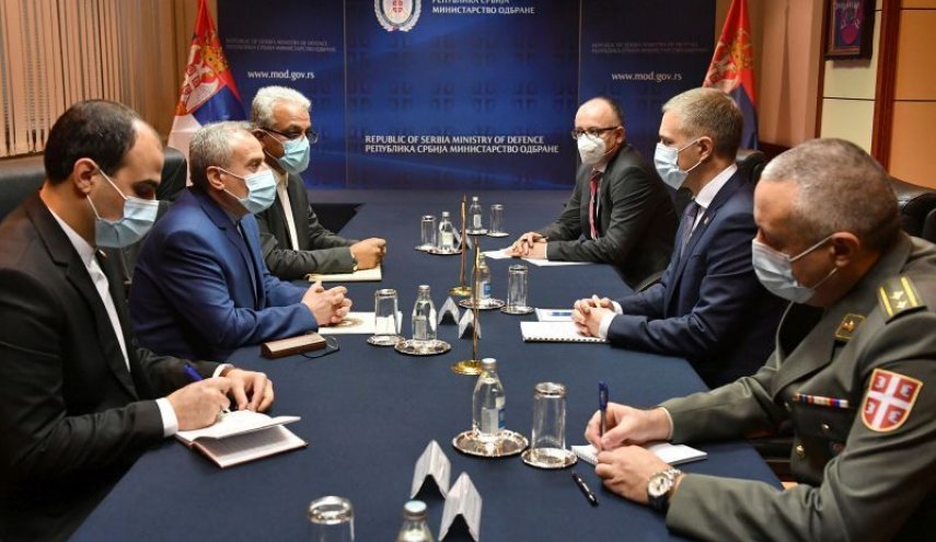 وزير الدفاع الصربي يؤكد على تنمية التعاون مع ايران