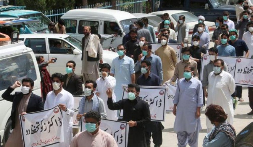 مسيرة حاشدة بباكستان في ظل الموجة الثانية من تفشي فيروس كورونا
