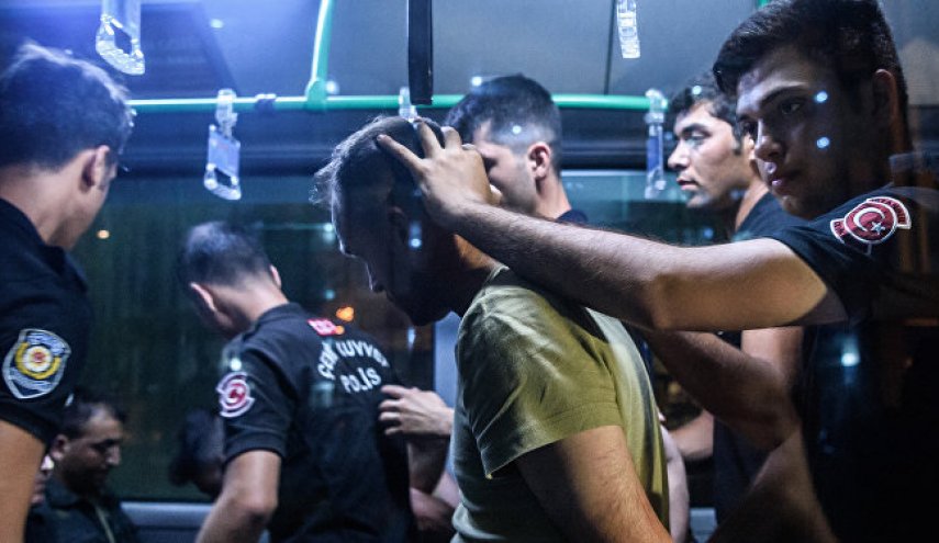 وكالة: تركيا تأمر باعتقال 82 عسكريا للاشتباه في صلتهم بغولن