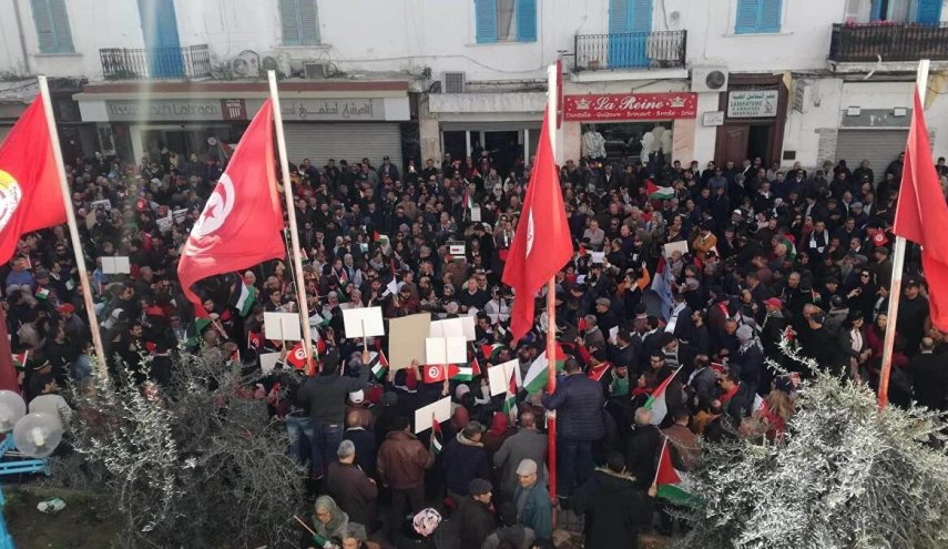 وزير تونسي يعلق على احتجاجات غاضبة وتدخل الجيش