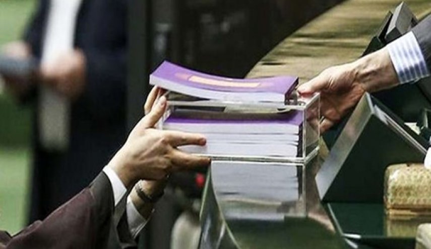 الحكومة الايرانية تقدم للبرلمان مشروع موازنة العام القادم