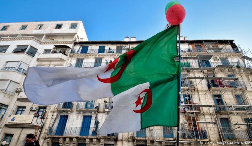 محكمة جزائرية تحكم بالسجن على مقرب من 