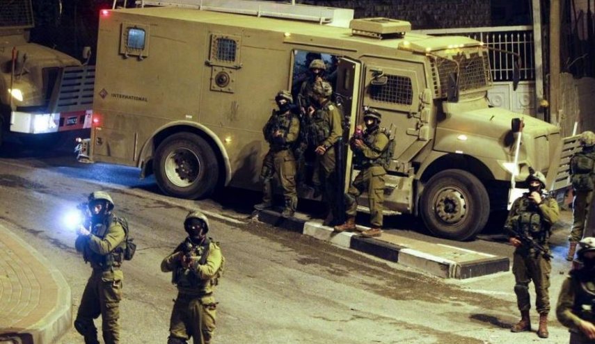 قوات الاحتلال تشن عمليات دهم وتفتيش واعتقال بالضفة والقدس