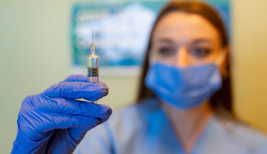 طبيب يقدم نصائح للراغبين بالتطعيم ضد كوفيد-19
