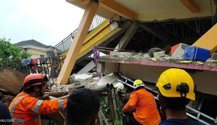 مقتل 34 شخصا في زلزال بقوة 6,2 درجة ضرب أندونيسيا