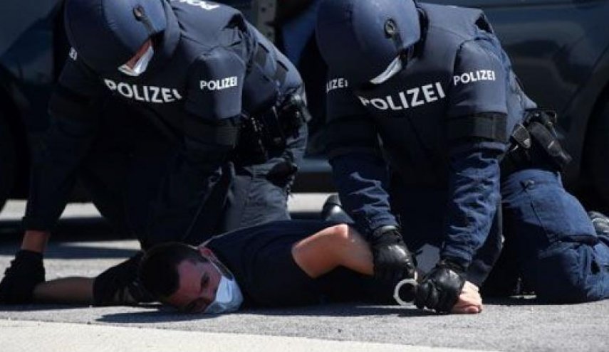 'النمسا' تشهد مظاهرات ضخمة والشرطة تعتقل 5 من مثيرى الشغب 
