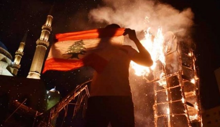 تداوم اعتراضات خیابانی در طرابلس لبنان؛ 9 نیروی امنیتی زخمی شدند
