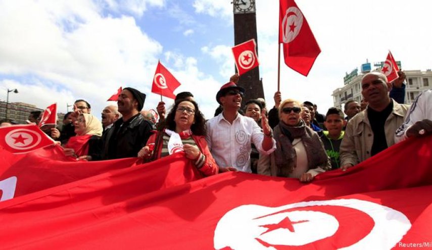 مسيرة في تونس تطالب بإطلاق الموقوفين والسيسي يتضامن مع سعيد