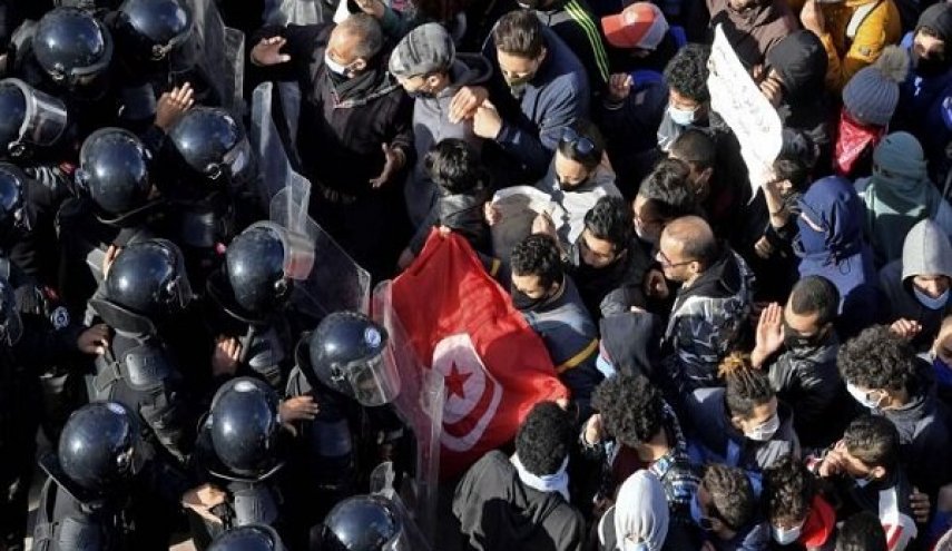 تظاهرات تونسی ها ادامه دارد/درگیری با نیروهای پلیس در پایتخت