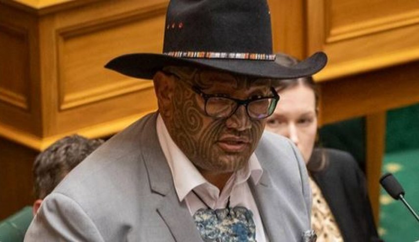 نيوزيلندا.. البرلمان يطرد قائد شعب أصلى لرفضه ارتداء ربطة عنق 
