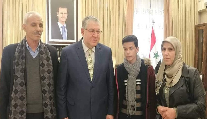 بالصور..وزير تربية سوريا يلتقي طالبا مبدعا اخترع رجلا آليا