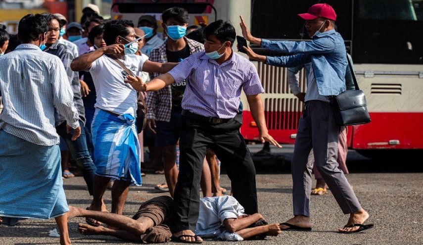 اشتباكات بين مؤيدي ومعارضي الانقلاب تشعل ميانمار
