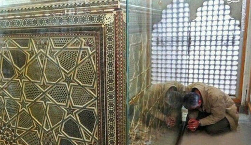 لحظه بازکردن درب حرم حضرت‌ زینب توسط شهید سردار سلیمانی+ فیلم