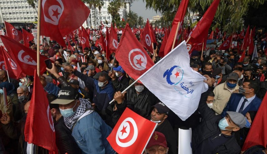 وسط أزمة خانقة.. دعوات جديدة للتظاهر في تونس