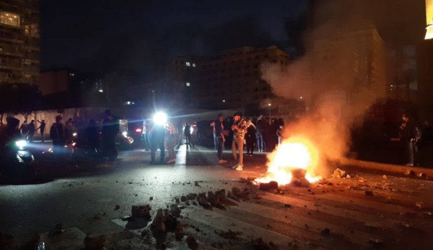 احتجاجات وقطع طرق في عدة مناطق لبنانية