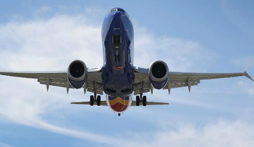طائرة بوينغ 737 ماكس تعلن حالة الطوارئ 
