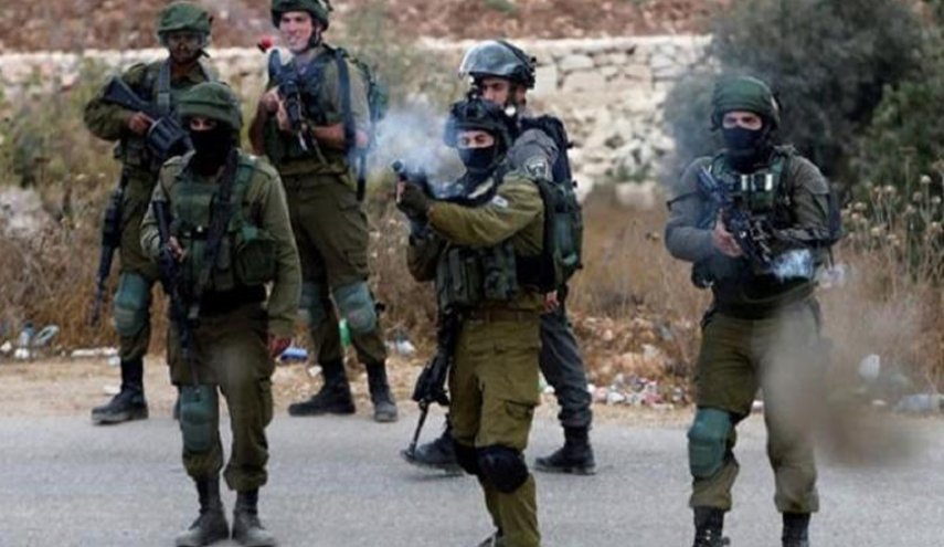 الاحتلال يطلق النار على فلسطيني بزعم طعنه أحد الجنود
