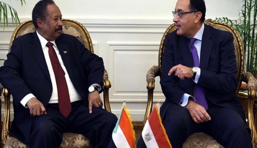 رئيس الوزراء المصري يستقبل نظيره السوداني 